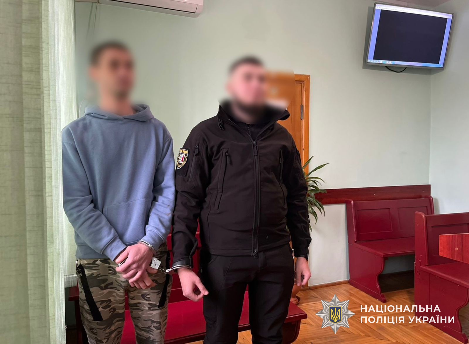 Підозрюваний та працівник поліції у залі суду під час розгляду запобіжного заходу