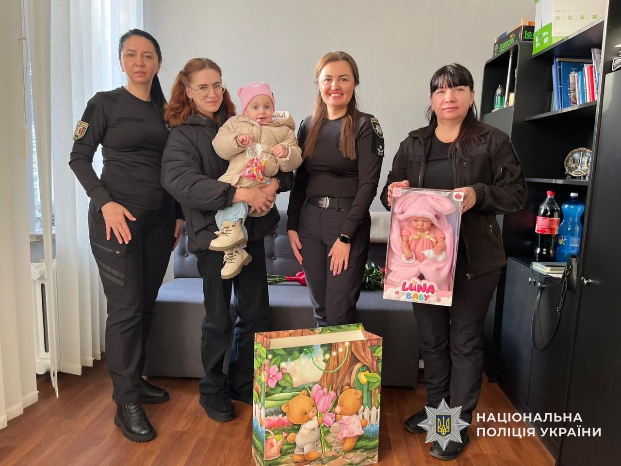 Поліцейські Закарпаття у День Святого Миколая навідали сім’ї бійців Стрілецького батальйону