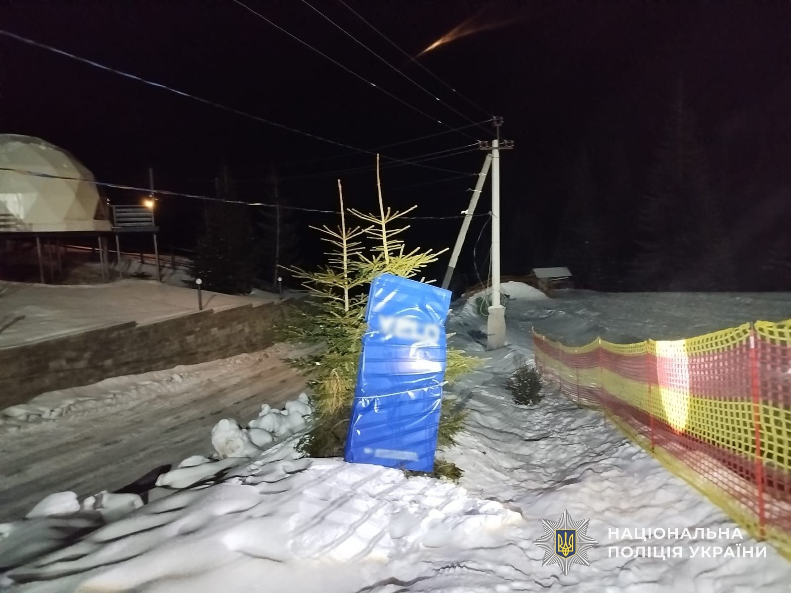 Матрац, закріплений на ялинці, з якою зіткнувся малолітній