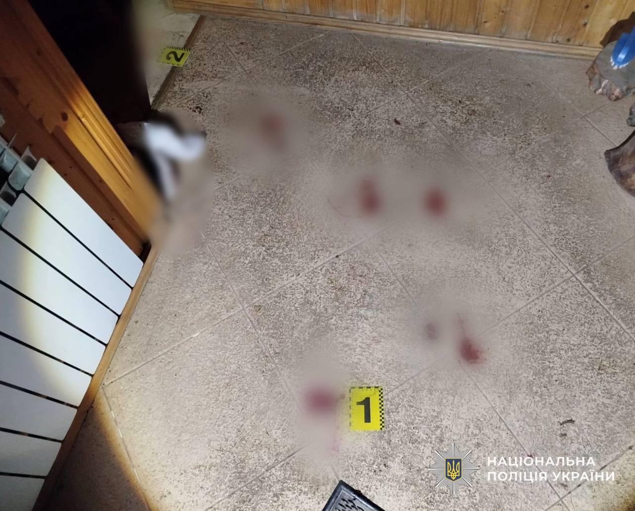 Сліди крові посеред кімнати