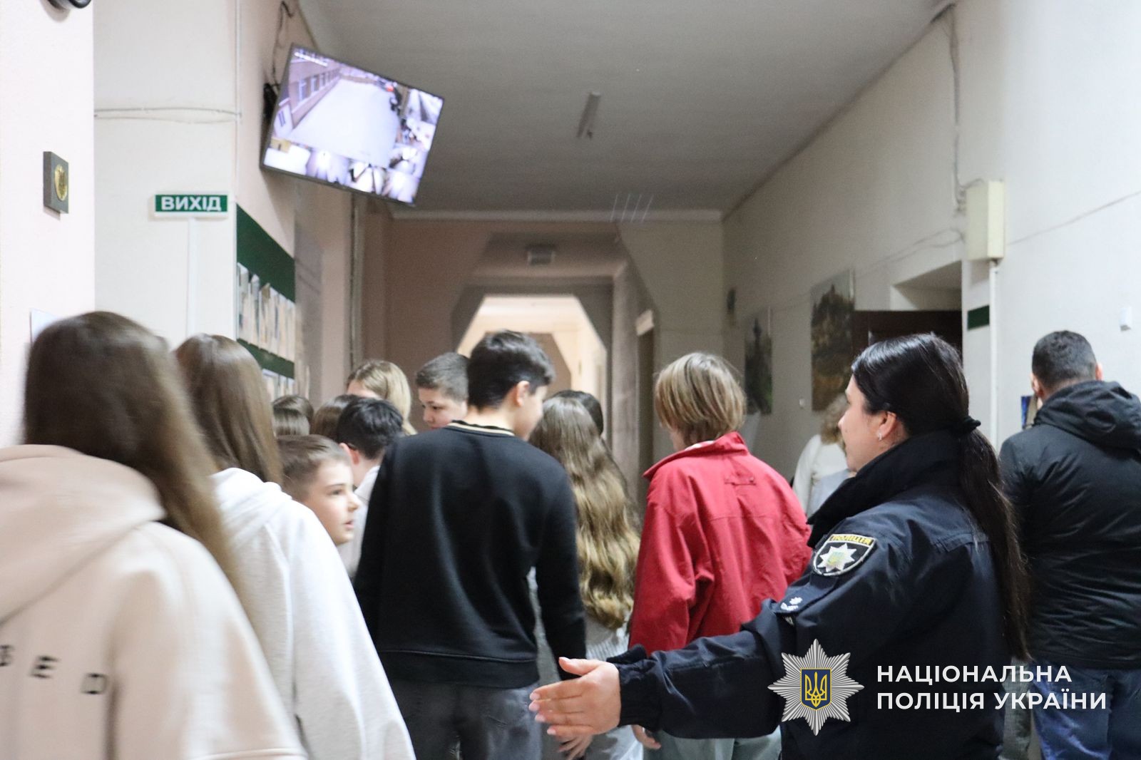 Поліцейські проводять навчальну евакуацію для школярів
