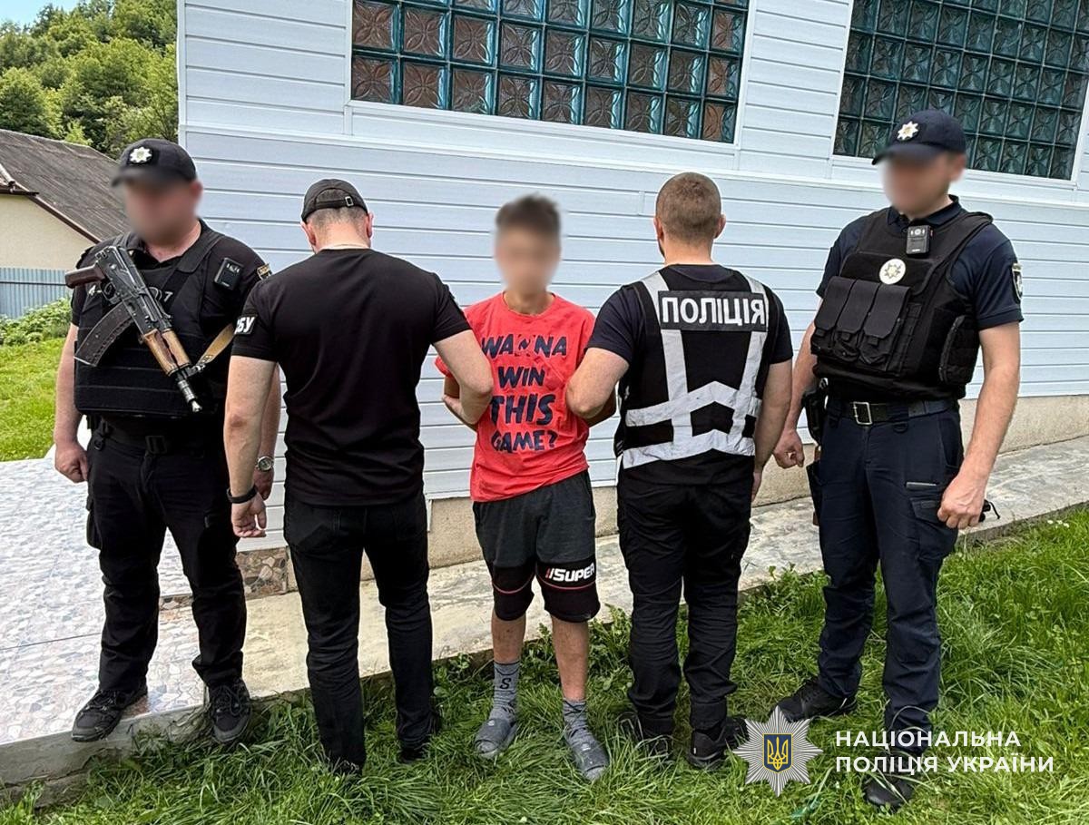Правоохоронці та диверсант, який на замовлення рф вчиняв підпали об’єктів інфраструктури