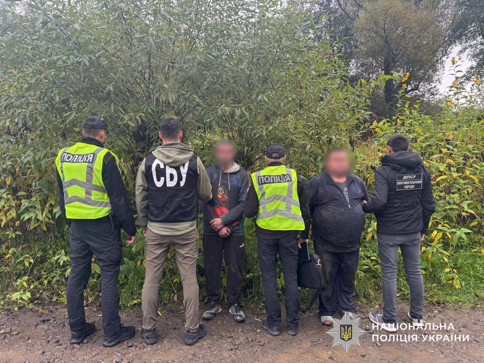 Правоохоронці разом із двома мешканцями Перечина, підозрюваними у переправленні осіб через кордон