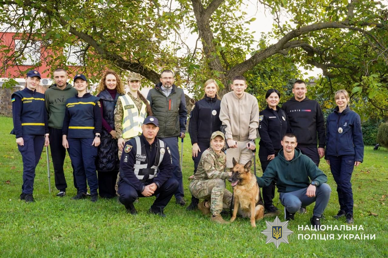 Правоохоронці, службовий пес та захисники на галявині медзакладу