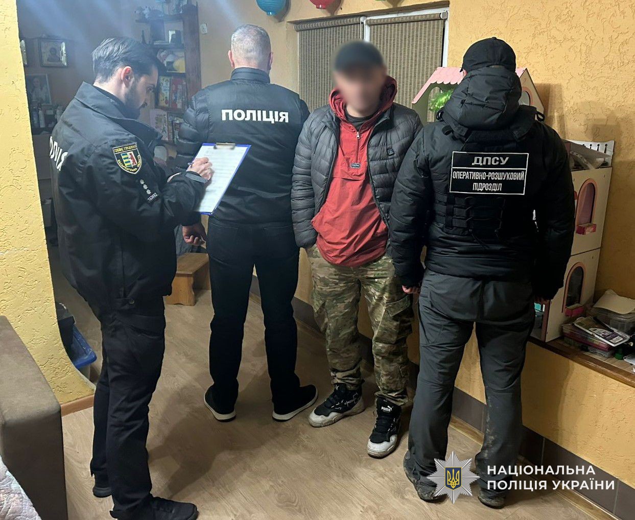 Слідчий документує проведення обшуків у помешканні закарпатця