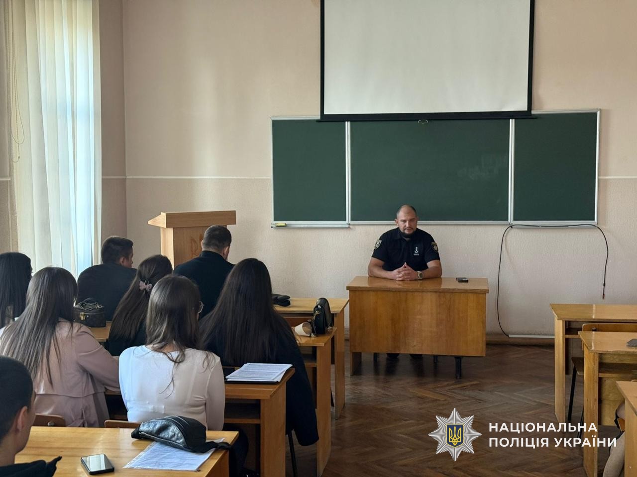 Заступник начальника Управління боротьби з наркозлочинністю ГУНП в Закарпатській області проводить заняття для студентів