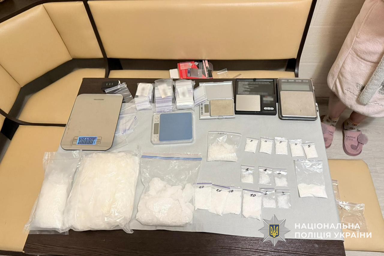 Вилучені психотропи, електронні ваги та інші речові докази