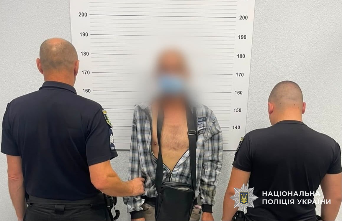 Поліцейські разом із затриманим, підозрюваним у вчиненні крадіжки