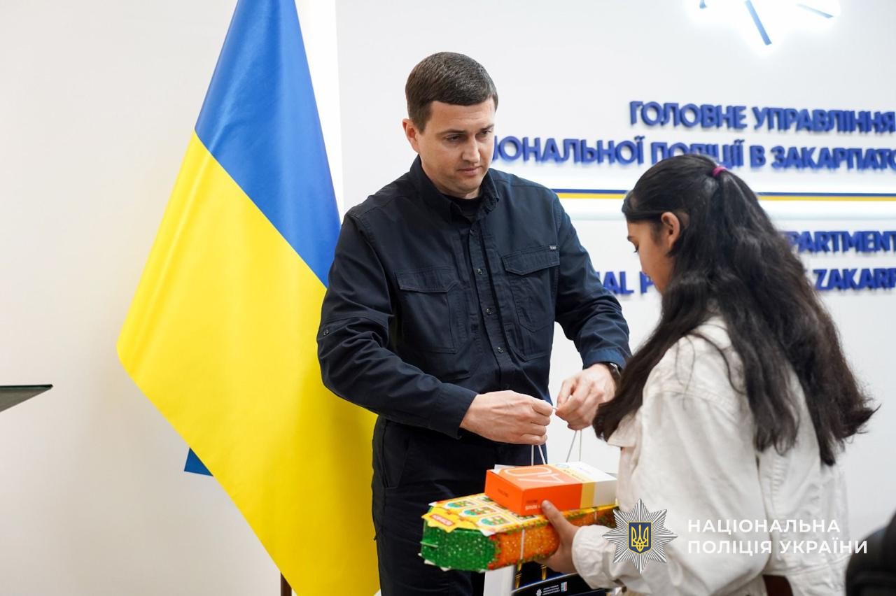 Ярослав Колесник нагороджує переможницю творчого конкурсу «16 днів — 16 кроків до світу без насильства» — Ізабеллу Давід