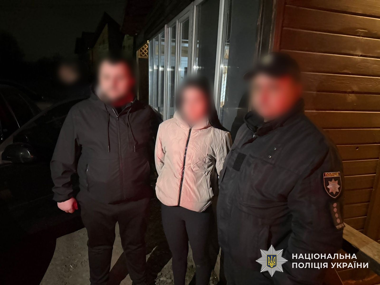 затримана за підозрою у торгівлі наркотиками фігурантка з поліцейськими