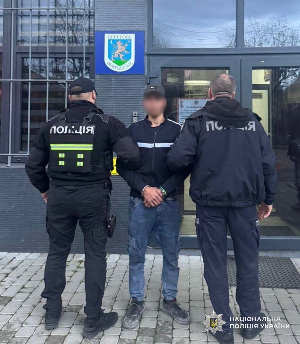 Підозрюваний у злочині разом із співробітниками Берегівського районного відділу поліції