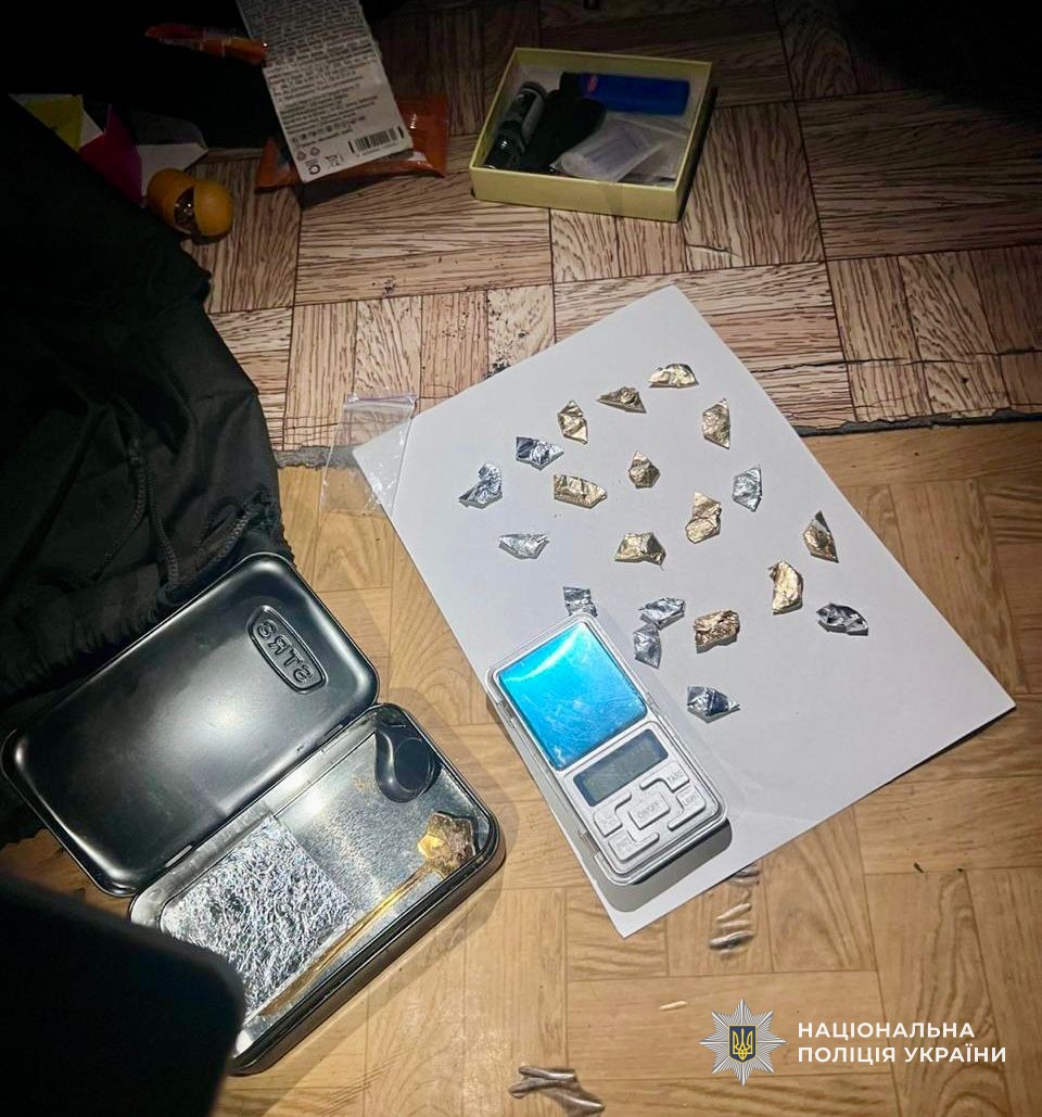 Виявлені у п омешканні фігуранта згортки наркотиків, ваги та інші речові докази