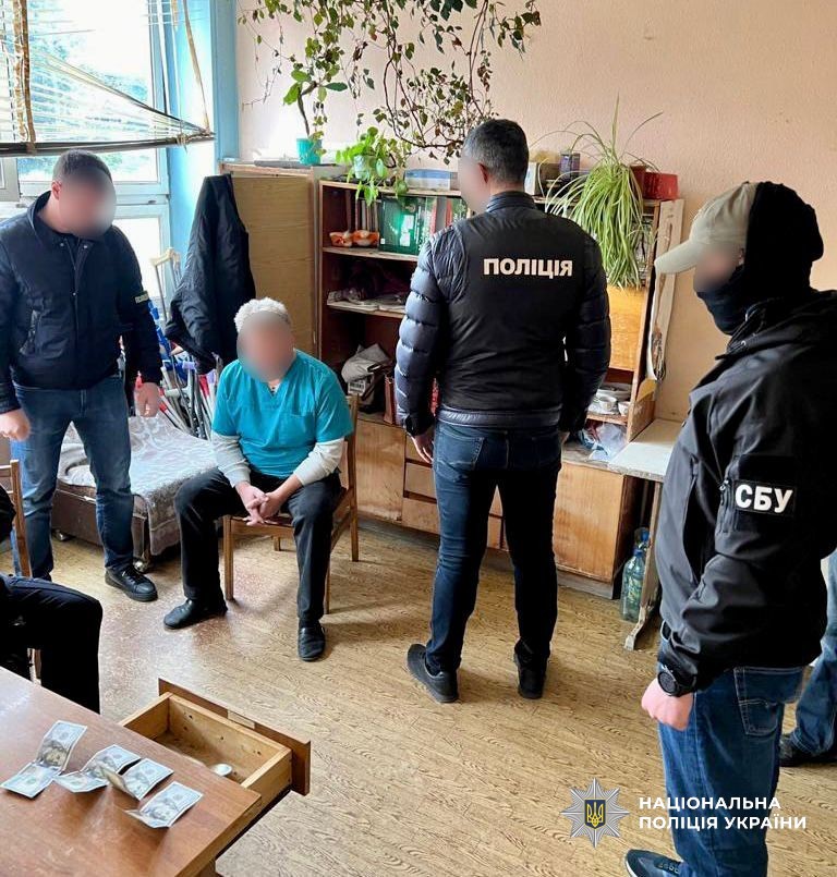 Затримання члена ЛКК під час отримання хабаря