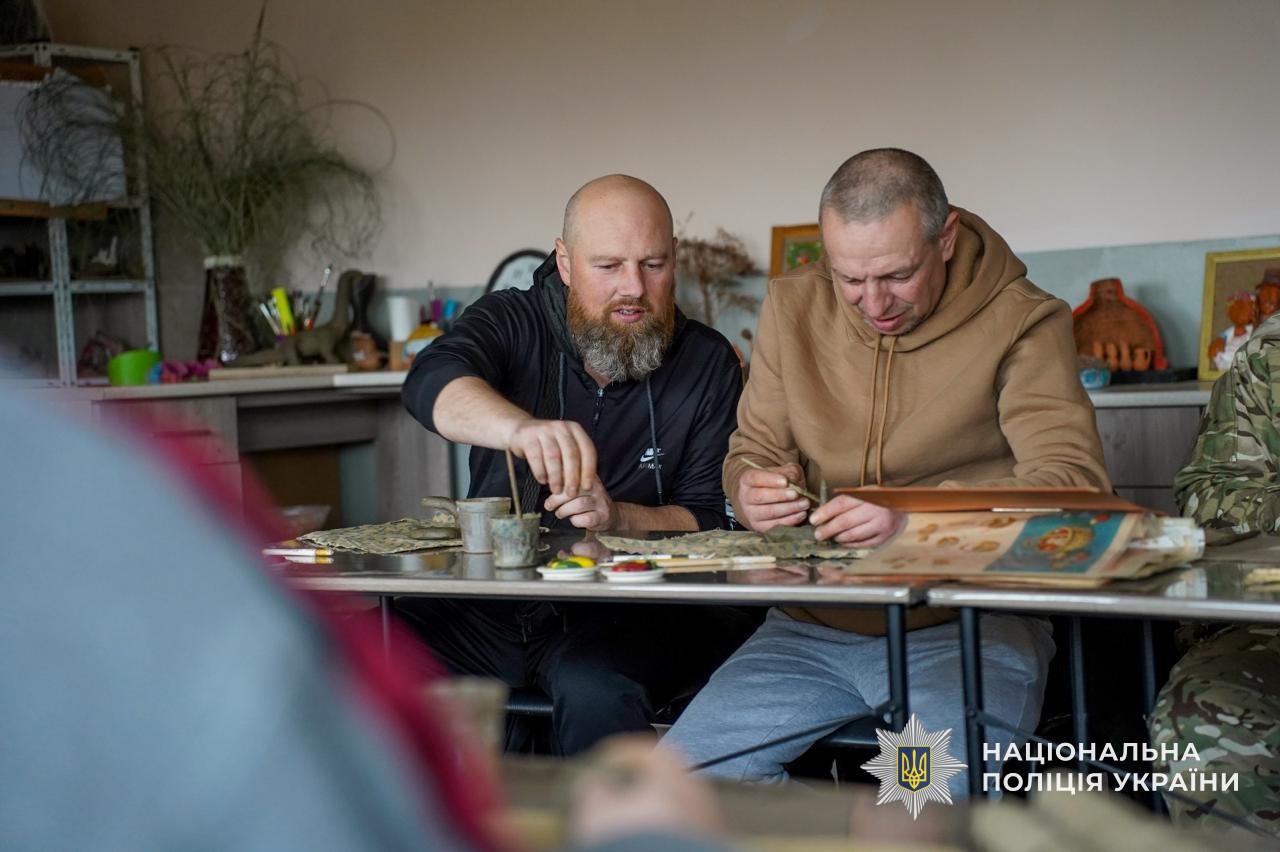 Ветерани виготовляють глиняні фігури