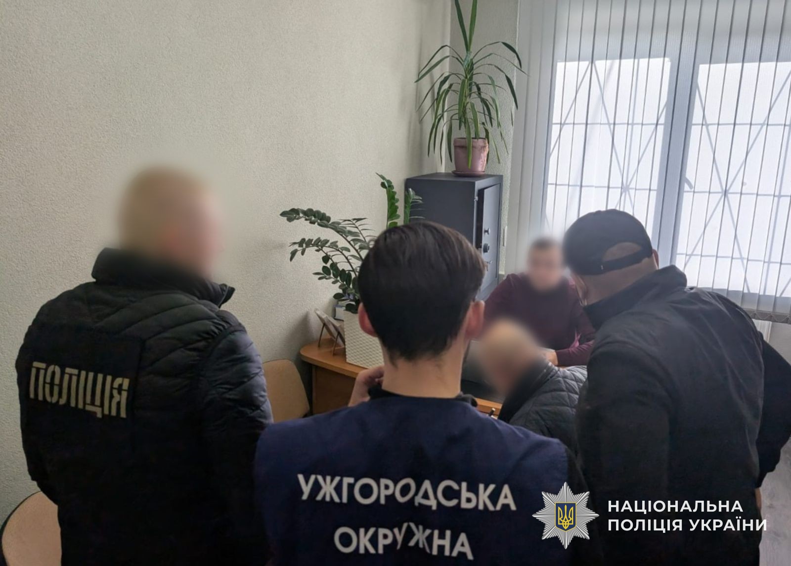 Поліцейські вручають підозру зловмиснику, який ввозив до України авто під виглядом допомоги військовим