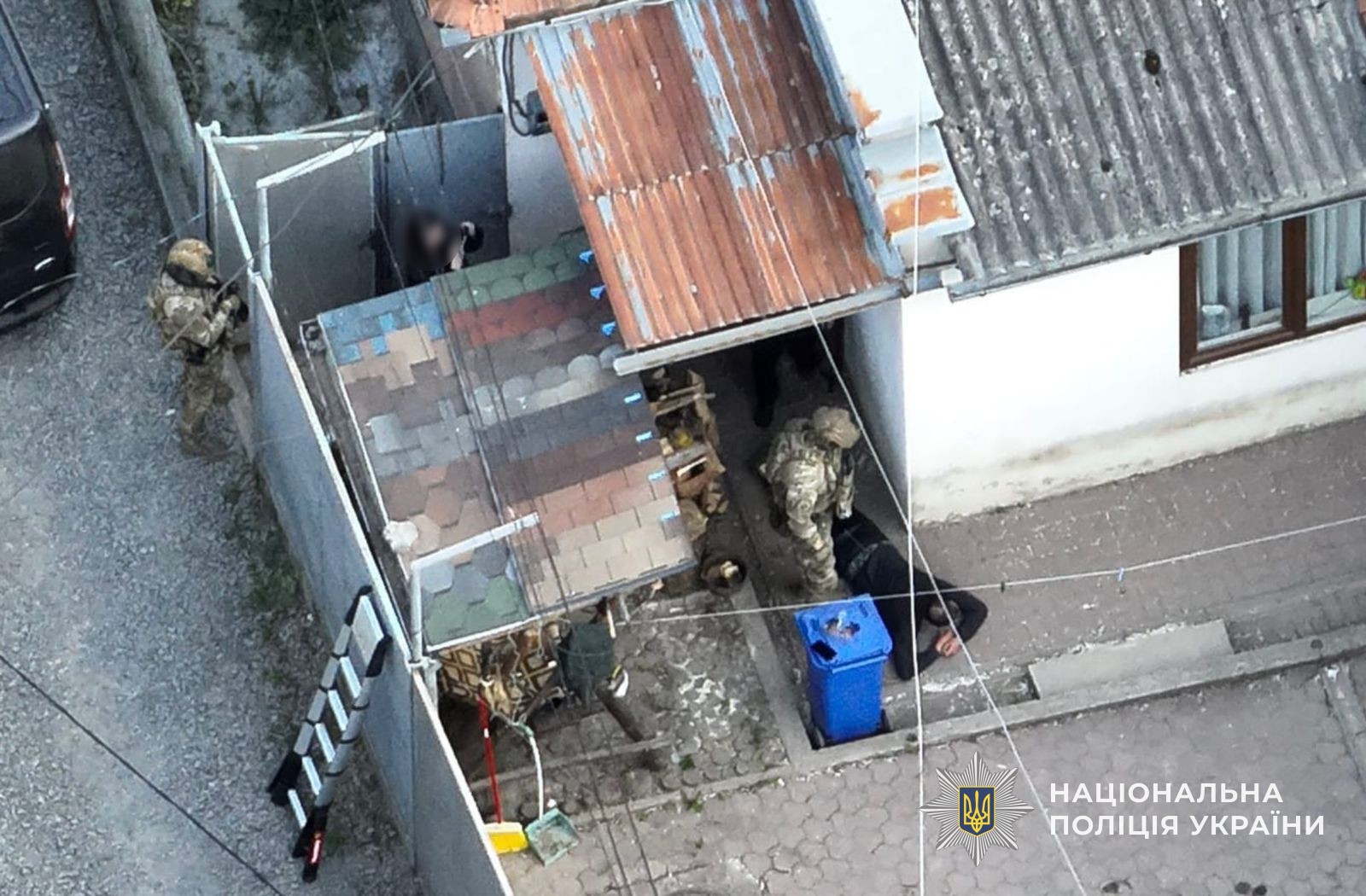 фото з затримання групи шахраїв