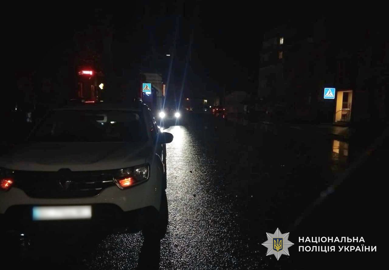 Автомобіль «Renault», який допустив наїзд на неповнолітнього пішохода, на місці події