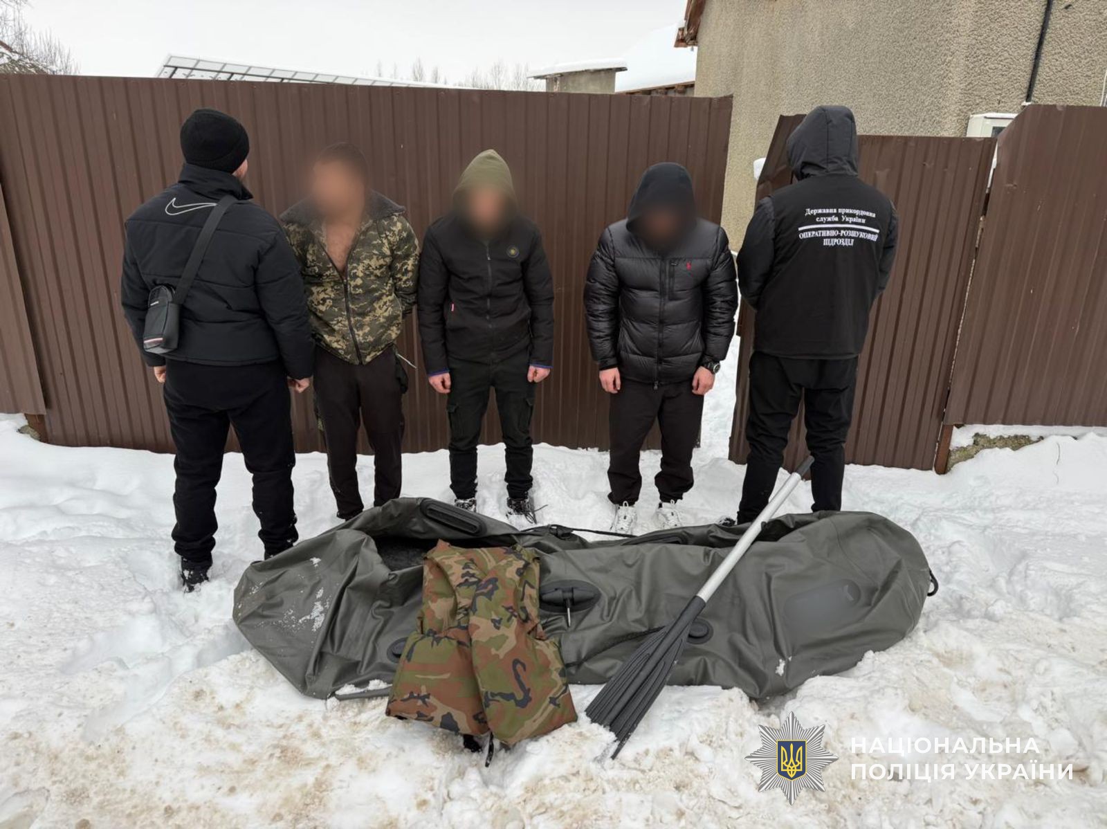 клієнти зловмисника, яким для перетину кордону річкою, він надав спеціальне спорядження