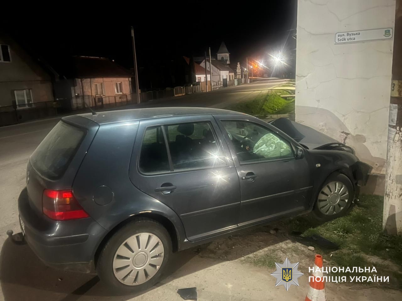 автомобіль в'їхав у будинку