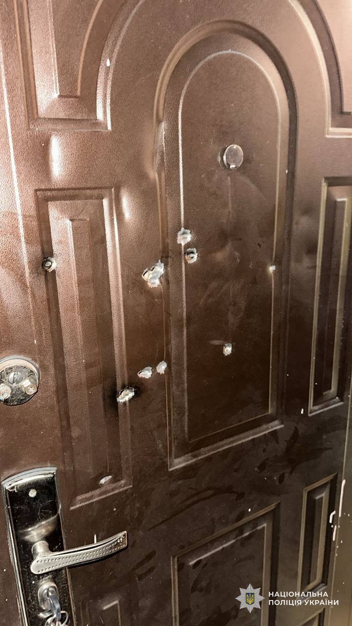 Сліди внаслідок пострілів в дверях однієї з квартир