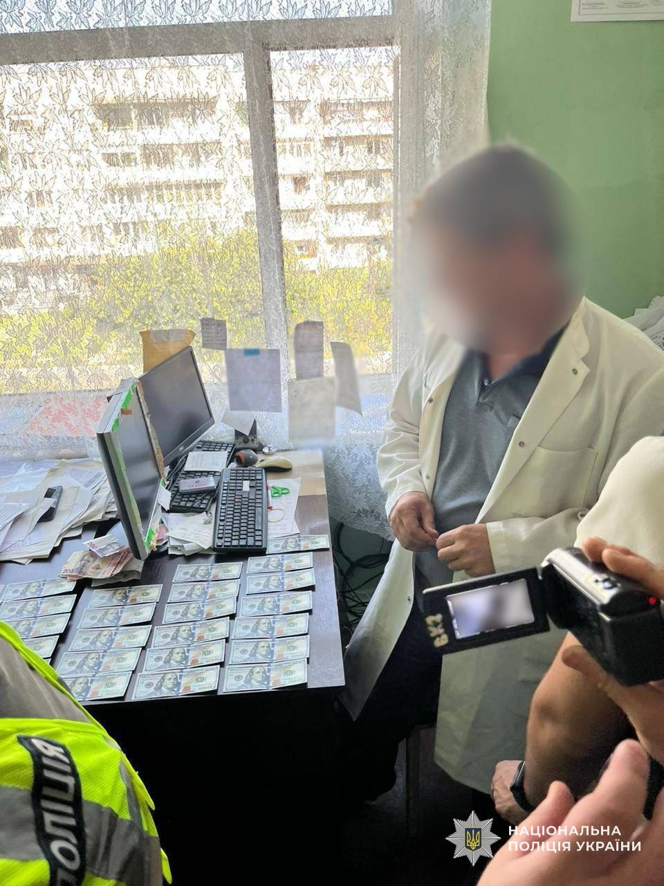 гроші, отримані медпрацівником, у якості неправомірної вигоди