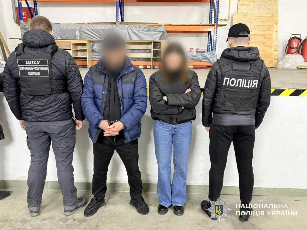 Правоохоронці та затримані фігуранти, причетні до контрабанди наркотиків