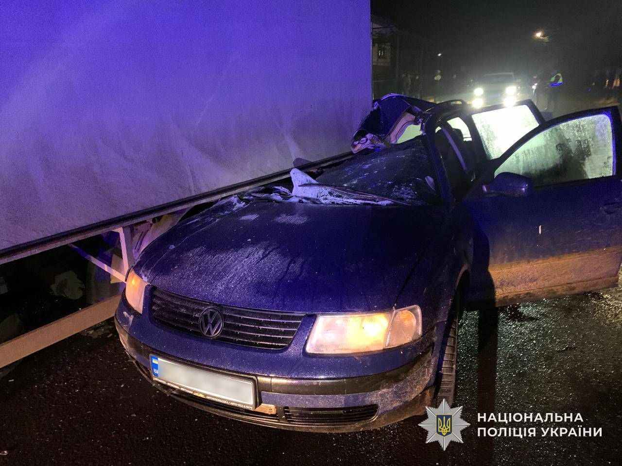 автомобіль, який в'їхав у вантажне авто