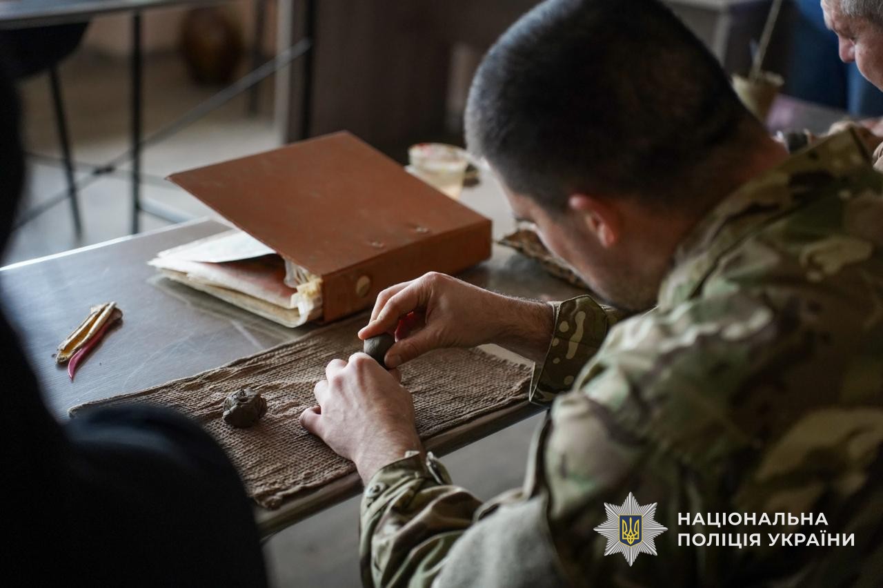 Владислав Горнодь виготовляє глиняну фігуру