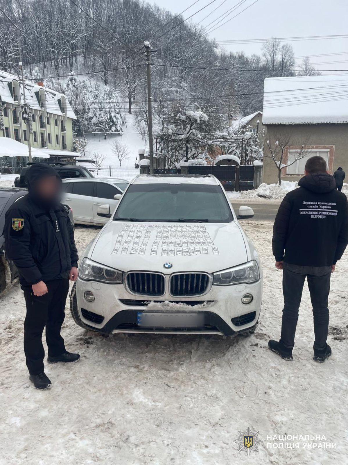 гроші та автомобіль, які вилучені від зловмисника як речові докази