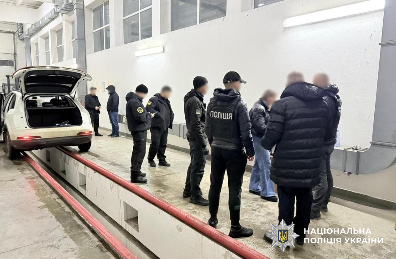 Правоохоронці на КПП Ужгород проводять слідчі дії