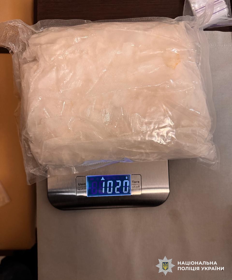 Зважування одного із пакетів психотропів — 1 кг 20 грамів