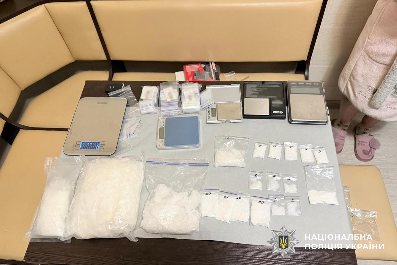 Вилучені психотропи, електронні ваги та інші речові докази