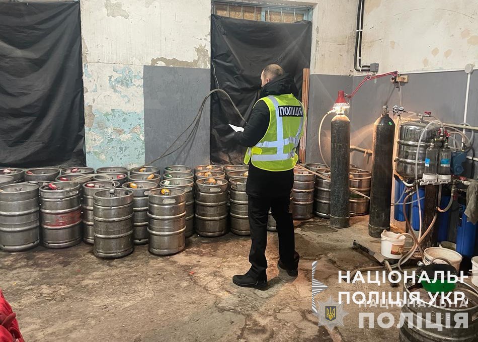 на дніпропетровщині поліцейські ліквідували масштабне підпільне виробництво алкоголю з мільйонними прибутками