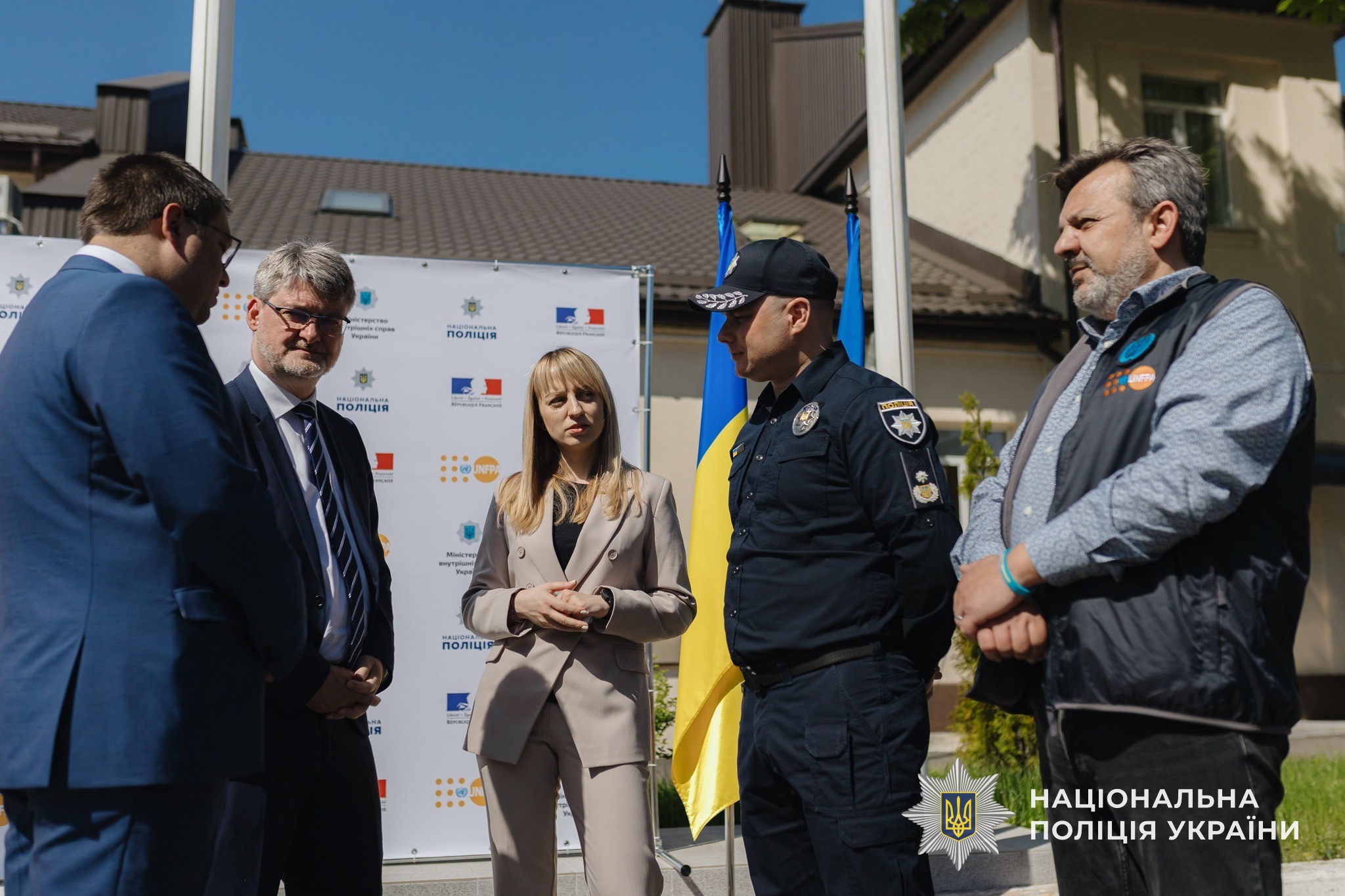 уряд франції передав 13 автомобілів для мобільних груп поліції з протидії гендерно зумовленого насильства (відео)
