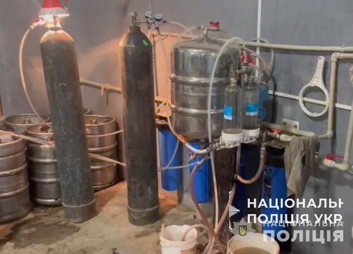 на дніпропетровщині поліцейські ліквідували масштабне підпільне виробництво алкоголю з мільйонними прибутками