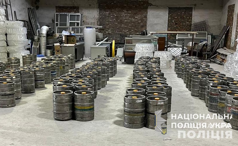 на дніпропетровщині поліцейські ліквідували масштабне підпільне виробництво алкоголю з мільйонними прибутками