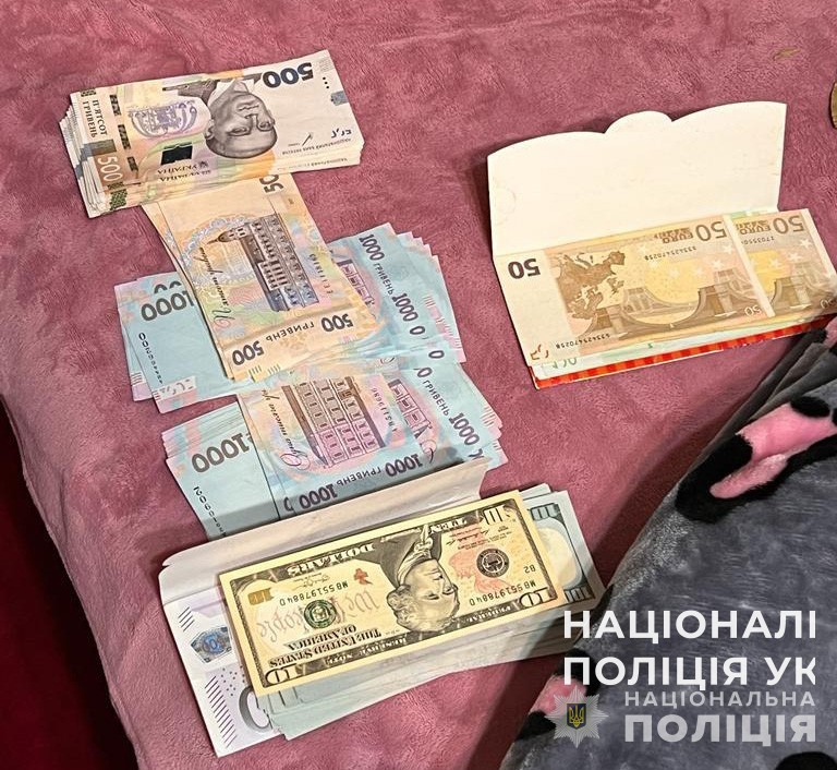на дніпропетровщині поліцейські ліквідували масштабне підпільне виробництво алкоголю з мільйонними прибутками