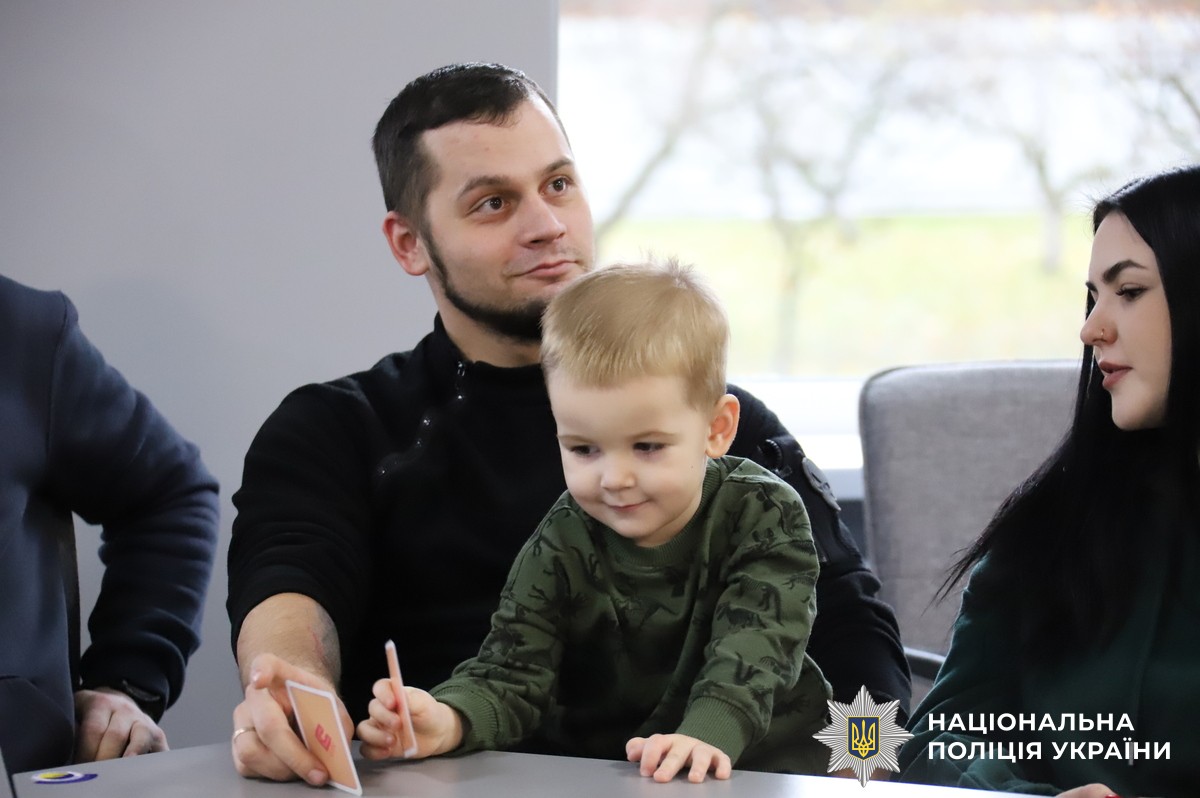 🙌Підтримка, що лікує: у соціально-психологічному просторі “Блакитне небо для України” психологи та кінологи поліції Вінниччини провели захід для поранених бійців 🔹Працівники психологічної служби підготували сучасну програму, спрямовану на зниження емоційної напруги, відновлення внутрішніх ресурсів та зміцнення психологічної стійкості. Учасники працювали в атмосфері довіри, виконували вправи на релаксацію, ділилися пережитим та отримували професійну підтримку. 🫶🏻До зустрічі долучилися й родини правоохоронців — адже шлях відновлення вони проходять разом зі своїми близькими. 🐕‍🦺Особливою стала частина заходу за участі кінологів і службового собаки. Така терапія допомагає швидко знижувати рівень стресу, заспокоює, повертає відчуття безпеки й дарує щирі емоції.   👧🏻🧸Поки дорослі працювали з психологами, для дітей організували окрему творчу та розважальну зону. Малеча малювала, ліпила, танцювала, брала участь у веселих конкурсах — простір наповнився дитячим сміхом, легкістю й теплом. 🔰Такі зустрічі — це не просто психологічна підтримка. Це простір сили та турботи, де кожен може відчути себе важливим, зрозумілим і не один на своєму шляху до одужання.