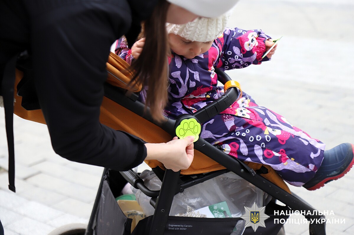 Засвітись, щоб бути в безпеці : ювенальні поліцейські провели у центрі міста безпековий захід для дітей  У темну пору доби та під час можливих відключень світла пішоходи стають малопомітними, тому навіть маленький флікер на одязі чи рюкзаку може суттєво підвищити їхню видимість і безпеку.   Сьогодні у межах всеукраїнської кампанії «Засвітись» працівники ювенальної превенції Вінницького райуправління показували маленьким вінничанам як працюють світловідбивальні елементи та чому їх варто носити кожному. І, не лише продемонстрували ефект від флікерів, а й нагадували основні правила дорожнього руху, серед яких: * переходити дорогу лише у встановлених місцях; * переконатися, що водій вас бачить і зупиняється; * не вибігати на проїжджу частину; * не користуватися телефоном під час переходу; * бути уважними біля доріг та не носити навушники на повну гучність.  Трохи світла + знання правил = безпечний маршрут кожної дитини.