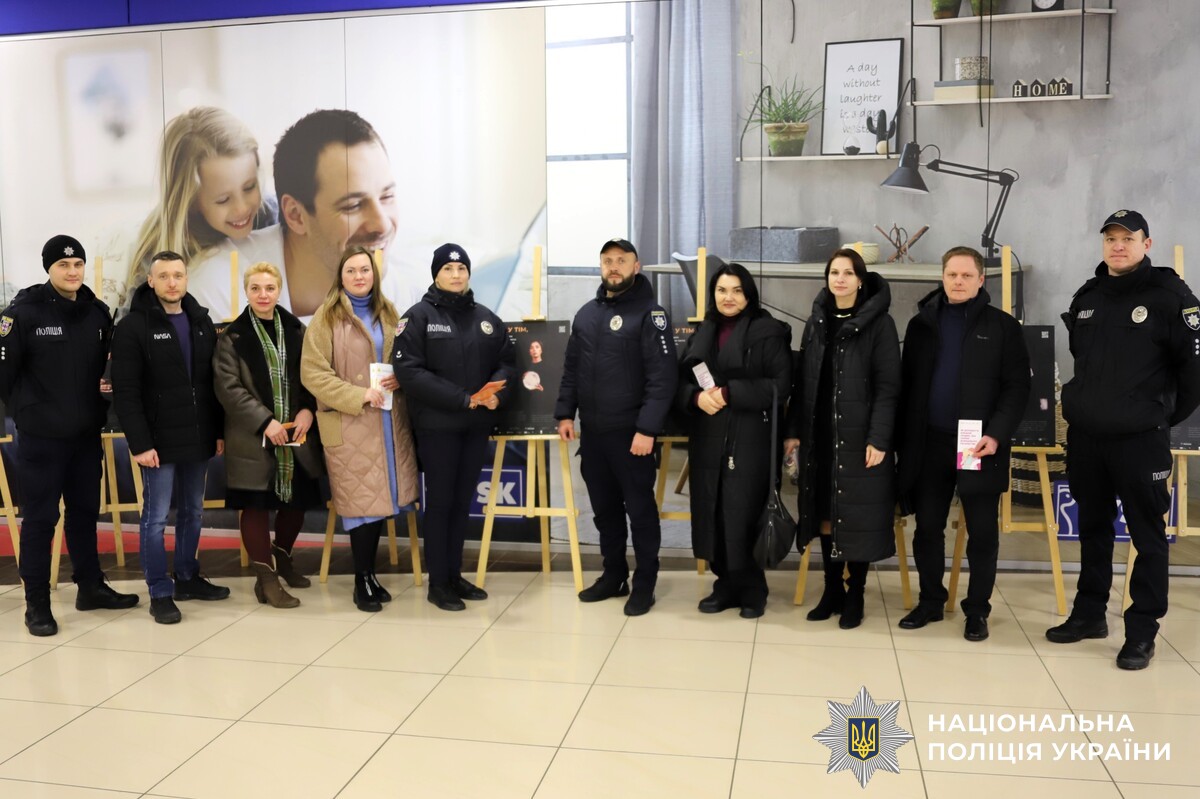 «16 днів проти насильства» : поліцейські Вінниччини продовжують проводити профілактичні заходи по місту 🔹28 листопада біля торгового центру «Плаза Парк» працівники сектору протидії домашньому насильству та дотриманню прав людини Вінницького райуправління разом із соціальними працівниками й представниками громадських організацій провели інформаційний захід у рамках Всеукраїнської акції «16 днів проти насильства». ⚠️Мета події — привернути увагу вінничан до проблеми домашнього насильства та нагадати, як захистити себе і близьких. ☝🏼Правоохоронці розповідали про різні форми насильства — фізичне, психологічне, економічне та сексуальне — та про алгоритм дій у кризових ситуаціях. Вінничанам пояснили, куди звертатися за допомогою, і наголосили, що будь-які прояви насильства неприпустимі. https://vn.npu.gov.ua/.../16-dniv-proty-nasylstva... 📃Під час заходу громадяни отримали інформаційні буклети та змогли поспілкуватися з фахівцями. Поліцейські підкреслили: мовчати про насильство не можна — лише спільними зусиллями ми можемо створити безпечне середовище для родин. ☎️Куди звертатися по допомогу: - Поліція: 102. - Національна гаряча лінія: 0 800 500 335 або 116 123 з мобільного. - Урядова гаряча лінія: 15-47. - Обласна лінія довіри: 0 800 75-04-75. - Мобільні бригади соціально-психологічної допомоги (068) 586-03-55, (097) 578-82-89, (067) 382-87-45.