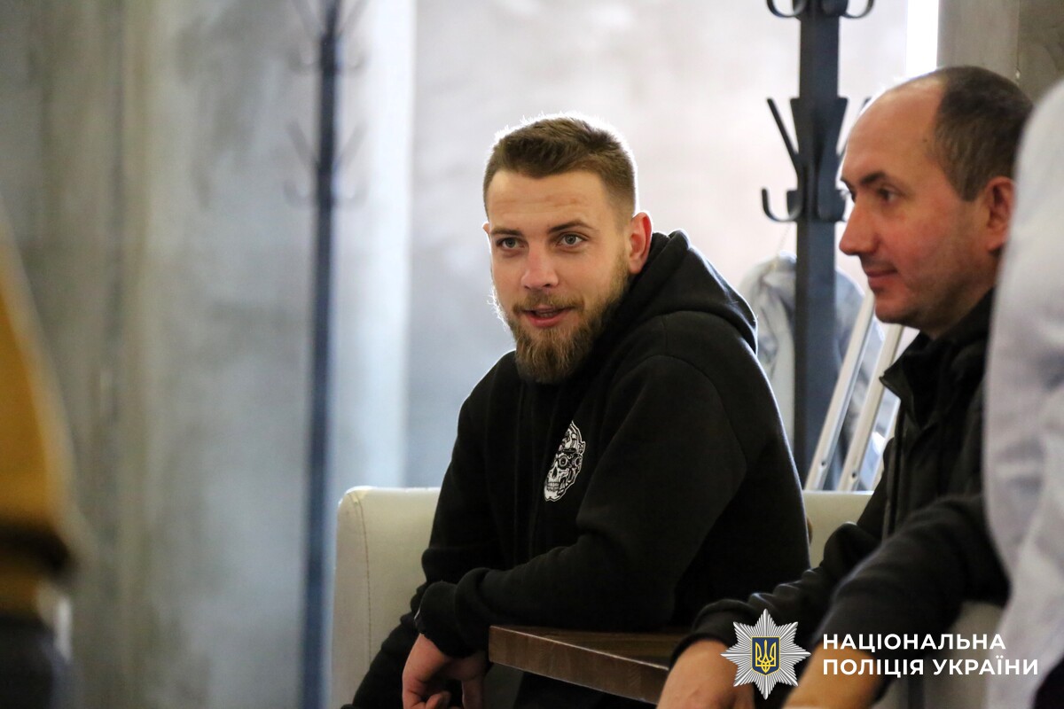  Щоб підтримати психоемоційний стан правоохоронців та військовослужбовців, які проходять реабілітацію в місцевих закладах охорони здоров’я, сприяти їхній соціальній адаптації та згуртованості у процесі лікування, психологи та помічник начальника ГУНП у Вінницькій області Микола Бичок організували для оборонців спортивне дозвілля.  «Гра в боулінг стала для бійців справжнім джерелом позитивних емоцій і натхнення. Учасники відчули радість спілкування, азарт змагання та підтримку одне одного, що допомогло їм тимчасово відволіктися від щоденних труднощів реабілітації. Усмішки, дружні оплески та щирі слова підтримки створили атмосферу єдності та взаєморозуміння, що є важливою складовою на шляху до повного відновлення», - розповідають психологи.  Поліція Вінниччини й надалі сприятиме реалізації ініціатив, спрямованих на підтримку захисників, які зазнали поранень під час виконання бойових завдань. Піклування про їхнє ментальне здоров’я та якісна соціальна інтеграція — наш спільний обов’язок.  Заходи з відновлення психологічного здоров’я наших оборонців проводяться Управлінням кадрового забезпечення ГУНП у Вінницькій області, спільно з ДУ «ТМО МВС України по Вінницькій області», у межах реалізації проєкту МВС «Пункт психологічних практик» та Всеукраїнської програми ментального здоров’я «Ти як?».