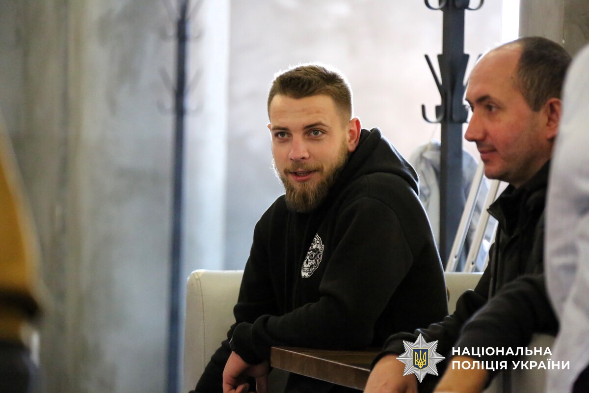  Щоб підтримати психоемоційний стан правоохоронців та військовослужбовців, які проходять реабілітацію в місцевих закладах охорони здоров’я, сприяти їхній соціальній адаптації та згуртованості у процесі лікування, психологи та помічник начальника ГУНП у Вінницькій області Микола Бичок організували для оборонців спортивне дозвілля.  «Гра в боулінг стала для бійців справжнім джерелом позитивних емоцій і натхнення. Учасники відчули радість спілкування, азарт змагання та підтримку одне одного, що допомогло їм тимчасово відволіктися від щоденних труднощів реабілітації. Усмішки, дружні оплески та щирі слова підтримки створили атмосферу єдності та взаєморозуміння, що є важливою складовою на шляху до повного відновлення», - розповідають психологи.  Поліція Вінниччини й надалі сприятиме реалізації ініціатив, спрямованих на підтримку захисників, які зазнали поранень під час виконання бойових завдань. Піклування про їхнє ментальне здоров’я та якісна соціальна інтеграція — наш спільний обов’язок.  Заходи з відновлення психологічного здоров’я наших оборонців проводяться Управлінням кадрового забезпечення ГУНП у Вінницькій області, спільно з ДУ «ТМО МВС України по Вінницькій області», у межах реалізації проєкту МВС «Пункт психологічних практик» та Всеукраїнської програми ментального здоров’я «Ти як?».