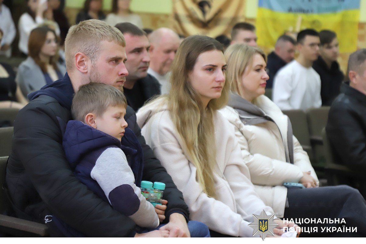 Сьогодні ми вшановуймо пам’ять полеглого на війні бійця вінницького КОРДа Богдана Щербаня, якому 15 листопада мало б виповнилося 40 років, однак назавжди 36 Напередодні Дня народження спецпризначенця учні ліцею № 33, де він навчався, рідні та колеги захисника зібралися, щоб віддати шану світлій пам’яті Героя. Хвилина мовчання, квіти біля меморіальної дошки в холі рідної школи, спогади, фото й відео — кожна деталь нагадувала про його мужність, шляхетність та незламний характер. Сьогодні мітинг-реквієм відбувся на Сабарівському кладовищі – на Алеї Слави, де похований Герой разом із своїми побратимами. Майор поліції Богдан Щербань загинув у травні 2022 року в Запорізькій області під час ракетного обстрілу армією рф. Разом із побратимами він виконував бойові завдання у складі зведеного підрозділу Нацполіції «Сафарі». У 2014–2015 роках він брав участь в АТО, а в 22-му – у визволенні Ірпеня, Бучі й Гостомеля. Посмертно поліцейський нагороджений орденом «За мужність» III ступеня. Богдан був щирою, справедливою людиною, відданим своєму обов’язку правоохоронцем, люблячим чоловіком і батьком. Він обожнював спорт і свою родину. У нього залишилися син Володимир та донька Еліна. Кожен Герой – це цілий світ і, коли цей світ руйнується, він продовжує жити у нашій пам'яті, вдячності та в словах «не забудемо», бо пам'ять — це наша зброя проти забуття. Спецпризначинець назавжди у строю «небесного війська». Його життя — це подвиг, а найвища ціна, яку він заплатив за свободу України, — це наша вічна скорбота та незламна віра у Перемогу, яку він наближав.