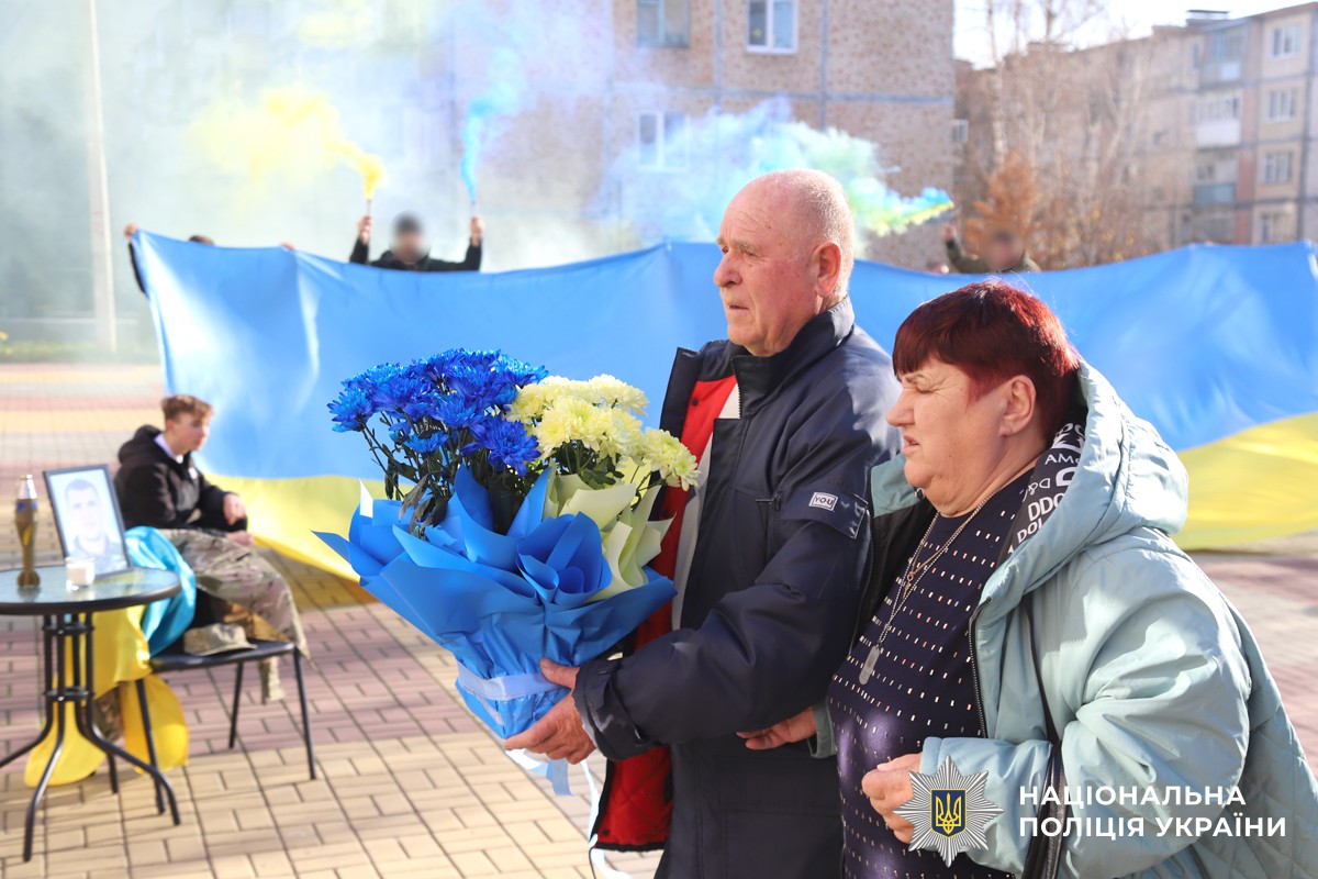 Сьогодні ми вшановуймо пам’ять полеглого на війні бійця вінницького КОРДа Богдана Щербаня, якому 15 листопада мало б виповнилося 40 років, однак назавжди 36 Напередодні Дня народження спецпризначенця учні ліцею № 33, де він навчався, рідні та колеги захисника зібралися, щоб віддати шану світлій пам’яті Героя. Хвилина мовчання, квіти біля меморіальної дошки в холі рідної школи, спогади, фото й відео — кожна деталь нагадувала про його мужність, шляхетність та незламний характер. Сьогодні мітинг-реквієм відбувся на Сабарівському кладовищі – на Алеї Слави, де похований Герой разом із своїми побратимами. Майор поліції Богдан Щербань загинув у травні 2022 року в Запорізькій області під час ракетного обстрілу армією рф. Разом із побратимами він виконував бойові завдання у складі зведеного підрозділу Нацполіції «Сафарі». У 2014–2015 роках він брав участь в АТО, а в 22-му – у визволенні Ірпеня, Бучі й Гостомеля. Посмертно поліцейський нагороджений орденом «За мужність» III ступеня. Богдан був щирою, справедливою людиною, відданим своєму обов’язку правоохоронцем, люблячим чоловіком і батьком. Він обожнював спорт і свою родину. У нього залишилися син Володимир та донька Еліна. Кожен Герой – це цілий світ і, коли цей світ руйнується, він продовжує жити у нашій пам'яті, вдячності та в словах «не забудемо», бо пам'ять — це наша зброя проти забуття. Спецпризначинець назавжди у строю «небесного війська». Його життя — це подвиг, а найвища ціна, яку він заплатив за свободу України, — це наша вічна скорбота та незламна віра у Перемогу, яку він наближав.