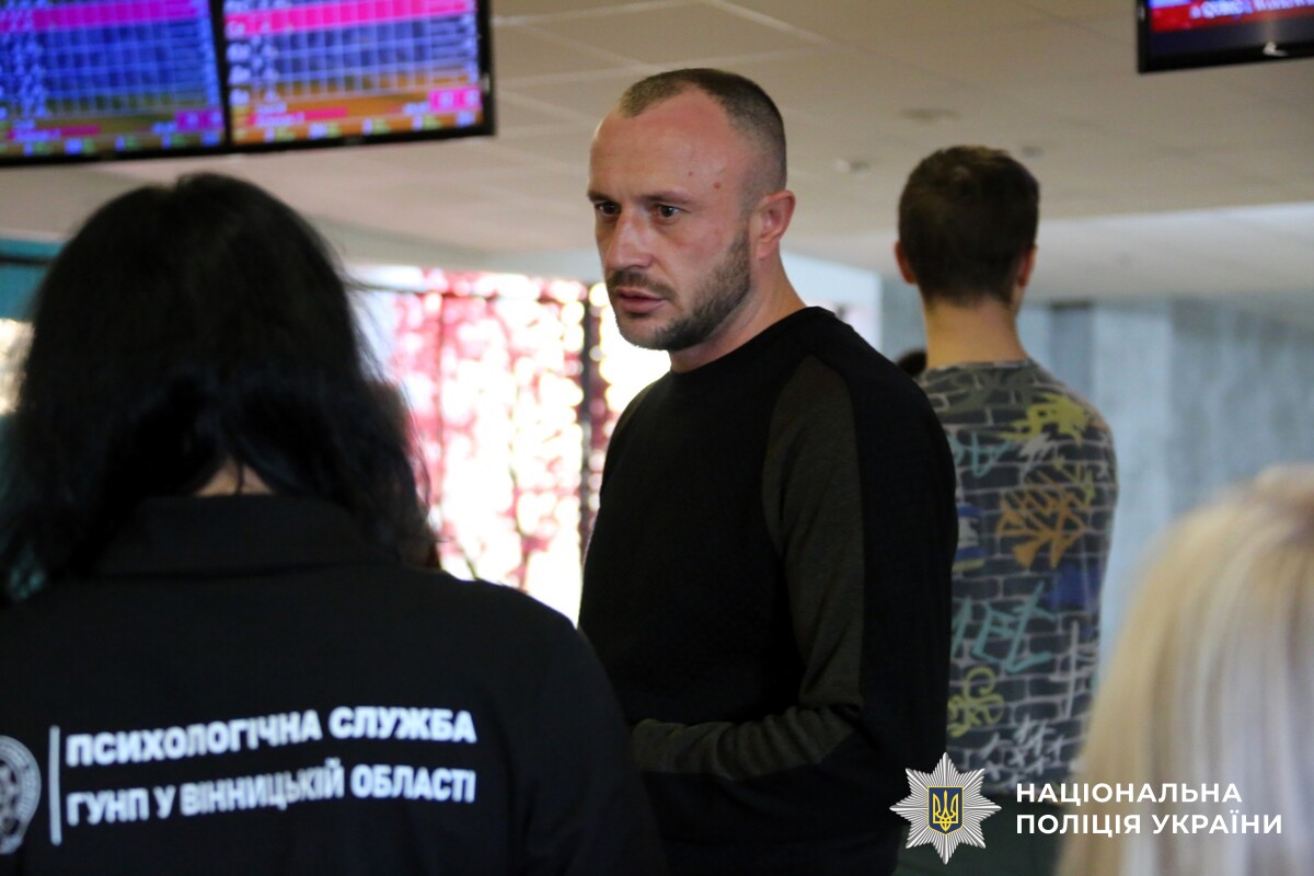  Щоб підтримати психоемоційний стан правоохоронців та військовослужбовців, які проходять реабілітацію в місцевих закладах охорони здоров’я, сприяти їхній соціальній адаптації та згуртованості у процесі лікування, психологи та помічник начальника ГУНП у Вінницькій області Микола Бичок організували для оборонців спортивне дозвілля.  «Гра в боулінг стала для бійців справжнім джерелом позитивних емоцій і натхнення. Учасники відчули радість спілкування, азарт змагання та підтримку одне одного, що допомогло їм тимчасово відволіктися від щоденних труднощів реабілітації. Усмішки, дружні оплески та щирі слова підтримки створили атмосферу єдності та взаєморозуміння, що є важливою складовою на шляху до повного відновлення», - розповідають психологи.  Поліція Вінниччини й надалі сприятиме реалізації ініціатив, спрямованих на підтримку захисників, які зазнали поранень під час виконання бойових завдань. Піклування про їхнє ментальне здоров’я та якісна соціальна інтеграція — наш спільний обов’язок.  Заходи з відновлення психологічного здоров’я наших оборонців проводяться Управлінням кадрового забезпечення ГУНП у Вінницькій області, спільно з ДУ «ТМО МВС України по Вінницькій області», у межах реалізації проєкту МВС «Пункт психологічних практик» та Всеукраїнської програми ментального здоров’я «Ти як?».