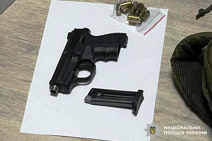 Вбив брата та сховав тіло у вигрібній ямі: поліцейські затримали 17-річного хлопця за підозрою у вчиненні особливо тяжкого злочину  27 листопада до поліції надійшло повідомлення від жительки м. Гнівані про те, що вона виявила тіло свого 24-річного сина у вигрібній ямі. Під час проведення невідкладних слідчих дій правоохоронці встановили, що чоловіка було вбито. До скоєння злочину виявився причетним його 17-річний молодший брат, якого одразу затримали.  За попередньою інформацією, у березні цього року під час конфлікту затриманий позбавив життя брата та, намагаючись приховати злочин, сховав його тіло у вигрібній ямі.  Під час процесуальних дій поліцейські вилучили ймовірне знаряддя злочину — пістолет, який направлено на експертизу.  Над розкриттям злочину працювали працівники Управління карного розшуку спільно зі слідчими, аналітиками та поліцейськими місцевого підрозділу.  Потерпілого розшукували з квітня цього року: після його раптового зникнення мати звернулася до поліції.  За процесуального керівництва Вінницької обласної прокуратури слідчі повідомили затриманому про підозру. Йому інкримінують злочин, передбачений ч. 1 ст. 115 (умисне вбивство) Кримінального кодексу України, що передбачає до п’ятнадцяти років позбавлення волі.  Наразі вирішується питання про обрання йому запобіжного заходу. Досудове розслідування триває.