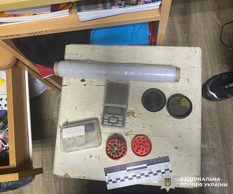 У Вінниці затримали чоловіка з повною сумкою канабісу