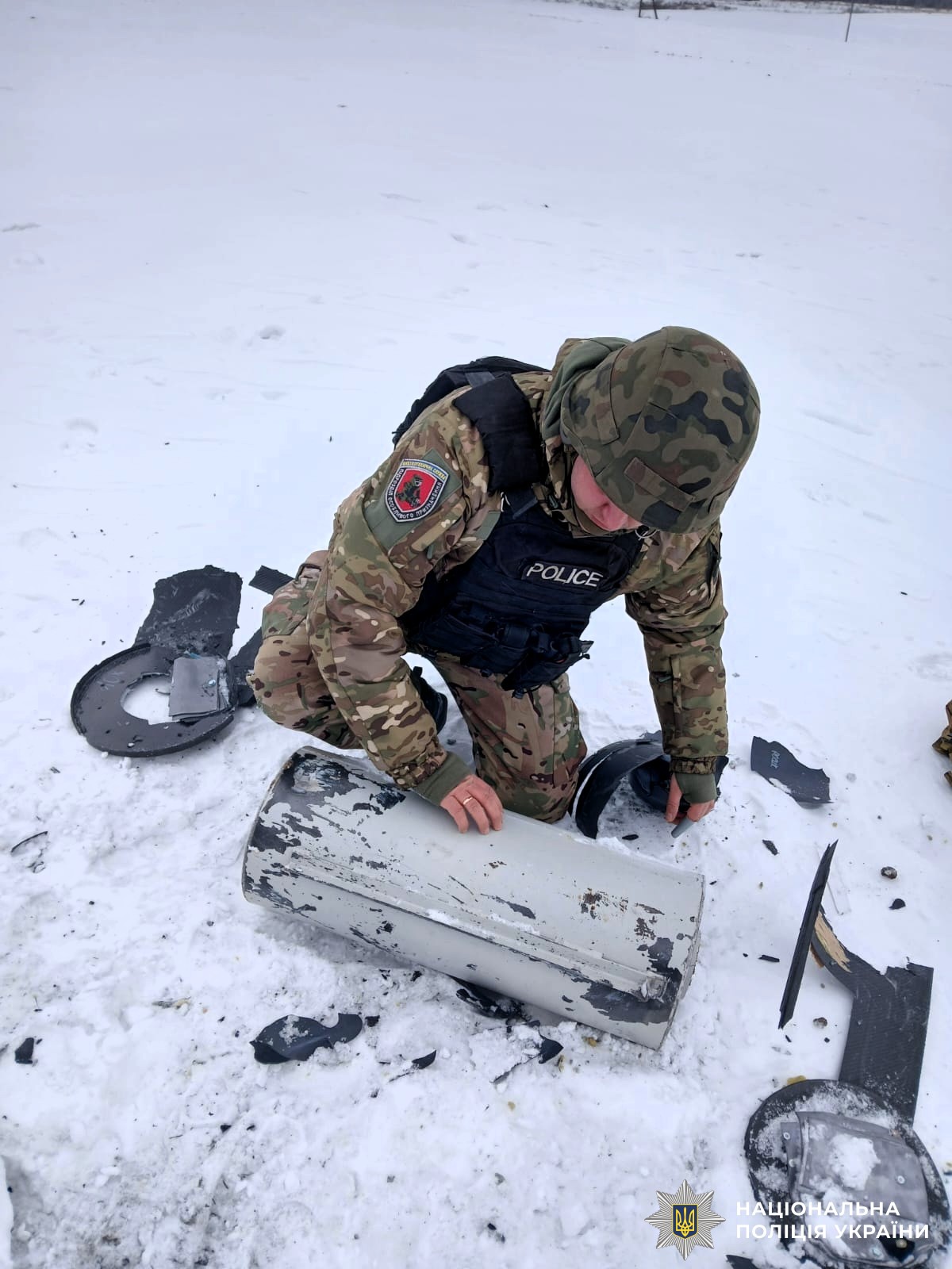 Після чергової повітряної атаки вибухотехніки поліції Вінниччини вилучили уламки ворожих БпЛА та ракет   17 лютого в поліцію надійшли повідомлення про виявлення у різних районах області фрагментів безпілотників «Герань-2» та ракет «Х-101», збитих силами ППО.  Спеціалісти вибухотехнічної служби спільно з фахівцями ДСНС та інших профільних служб ретельно обстежили території та об’єкти, після чого вилучили уламки задля документування воєнних злочинів та подальшого знищення вибухонебезпечних предметів.  Поліція нагадує громадянам: у випадку виявлення залишків ракет чи дронів, негайно повідомте на спецлінії 102, 101 або органи місцевої влади. Пам’ятайте: самостійні спроби огляду чи переміщення можуть бути смертельно небезпечними!