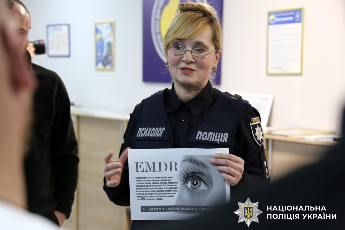 🙌Підтримка, що лікує: у соціально-психологічному просторі “Блакитне небо для України” психологи та кінологи поліції Вінниччини провели захід для поранених бійців 🔹Працівники психологічної служби підготували сучасну програму, спрямовану на зниження емоційної напруги, відновлення внутрішніх ресурсів та зміцнення психологічної стійкості. Учасники працювали в атмосфері довіри, виконували вправи на релаксацію, ділилися пережитим та отримували професійну підтримку. 🫶🏻До зустрічі долучилися й родини правоохоронців — адже шлях відновлення вони проходять разом зі своїми близькими. 🐕‍🦺Особливою стала частина заходу за участі кінологів і службового собаки. Така терапія допомагає швидко знижувати рівень стресу, заспокоює, повертає відчуття безпеки й дарує щирі емоції.   👧🏻🧸Поки дорослі працювали з психологами, для дітей організували окрему творчу та розважальну зону. Малеча малювала, ліпила, танцювала, брала участь у веселих конкурсах — простір наповнився дитячим сміхом, легкістю й теплом. 🔰Такі зустрічі — це не просто психологічна підтримка. Це простір сили та турботи, де кожен може відчути себе важливим, зрозумілим і не один на своєму шляху до одужання.