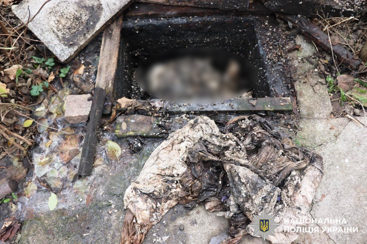 Вбив брата та сховав тіло у вигрібній ямі: поліцейські затримали 17-річного хлопця за підозрою у вчиненні особливо тяжкого злочину  27 листопада до поліції надійшло повідомлення від жительки м. Гнівані про те, що вона виявила тіло свого 24-річного сина у вигрібній ямі. Під час проведення невідкладних слідчих дій правоохоронці встановили, що чоловіка було вбито. До скоєння злочину виявився причетним його 17-річний молодший брат, якого одразу затримали.  За попередньою інформацією, у березні цього року під час конфлікту затриманий позбавив життя брата та, намагаючись приховати злочин, сховав його тіло у вигрібній ямі.  Під час процесуальних дій поліцейські вилучили ймовірне знаряддя злочину — пістолет, який направлено на експертизу.  Над розкриттям злочину працювали працівники Управління карного розшуку спільно зі слідчими, аналітиками та поліцейськими місцевого підрозділу.  Потерпілого розшукували з квітня цього року: після його раптового зникнення мати звернулася до поліції.  За процесуального керівництва Вінницької обласної прокуратури слідчі повідомили затриманому про підозру. Йому інкримінують злочин, передбачений ч. 1 ст. 115 (умисне вбивство) Кримінального кодексу України, що передбачає до п’ятнадцяти років позбавлення волі.  Наразі вирішується питання про обрання йому запобіжного заходу. Досудове розслідування триває.